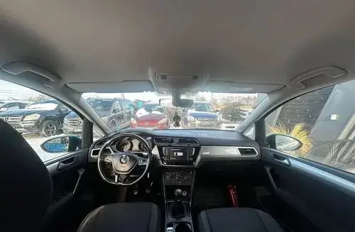 VOLKSWAGEN Touran 