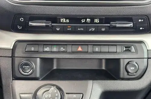 PEUGEOT Traveller 