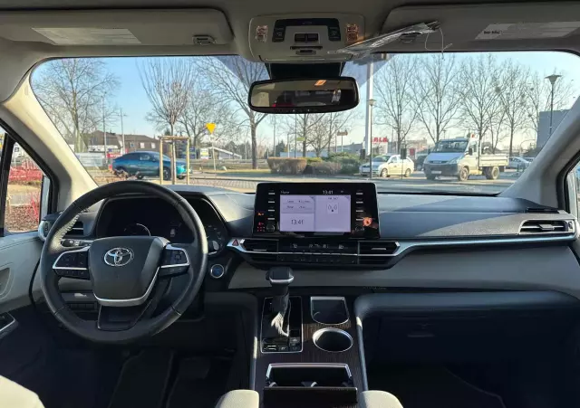 TOYOTA Sienna 