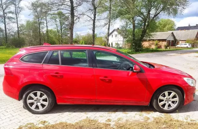 VOLVO V60 
