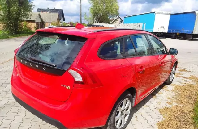 VOLVO V60 