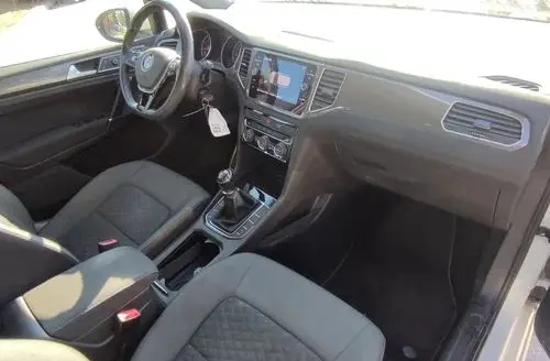 VOLKSWAGEN Golf Sportsvan 