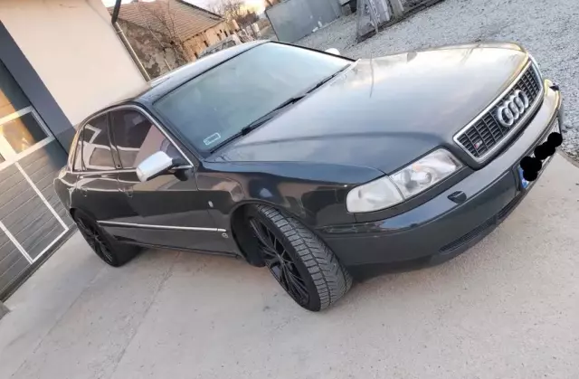 AUDI A8 