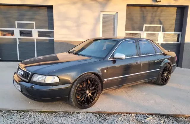 AUDI A8 