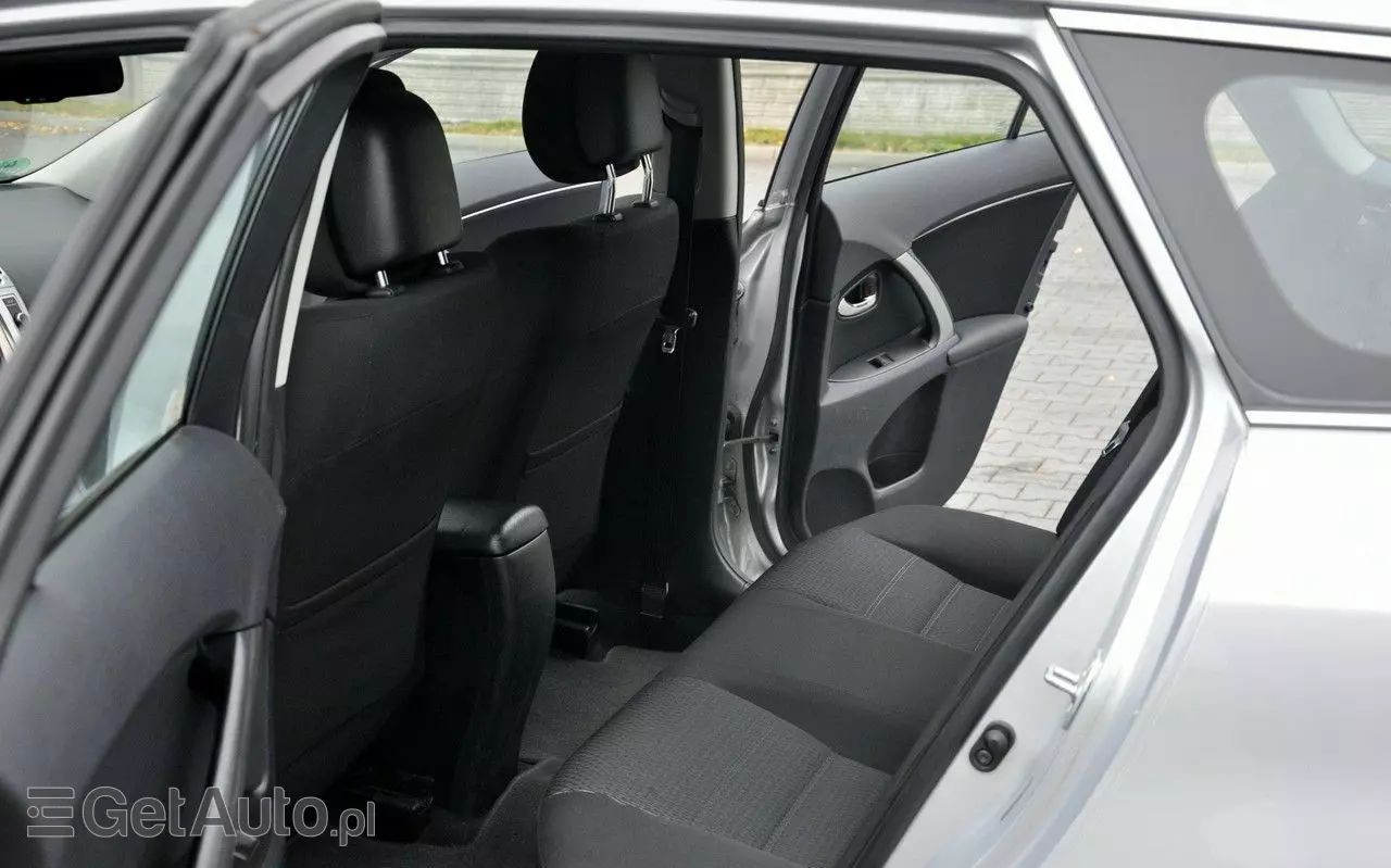 TOYOTA Avensis 1.8 Sol plus