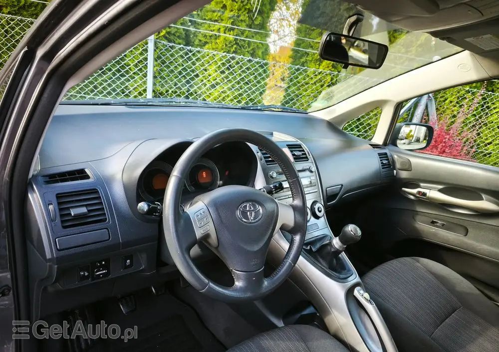 TOYOTA Auris 1.4 VVT-i Luna