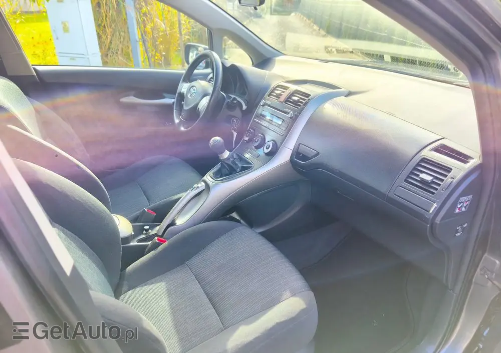 TOYOTA Auris 1.4 VVT-i Luna