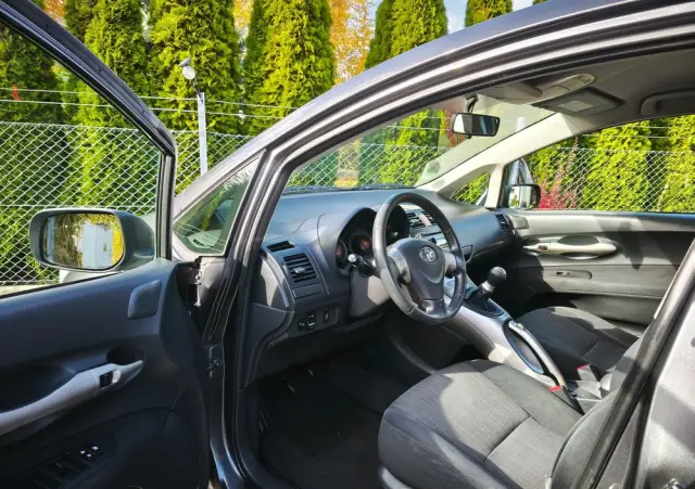 TOYOTA Auris 1.4 VVT-i Luna