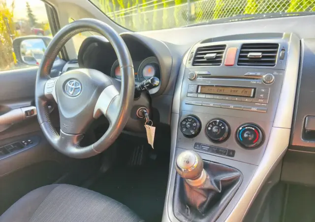 TOYOTA Auris 1.4 VVT-i Luna