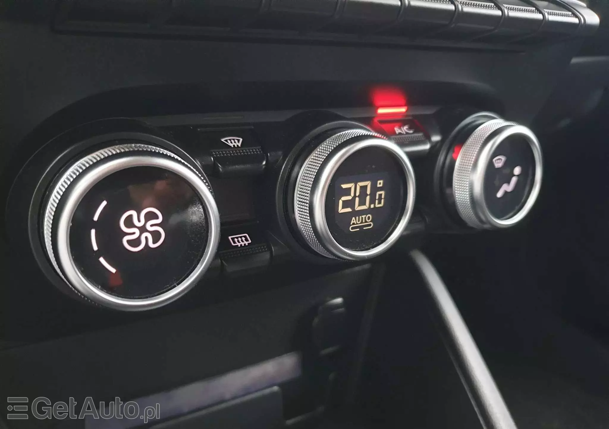 DACIA Duster 1.6 SCe Connected by Orange