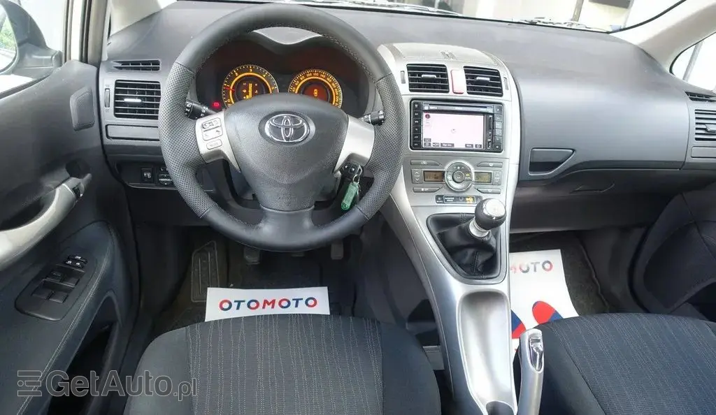 TOYOTA Auris 