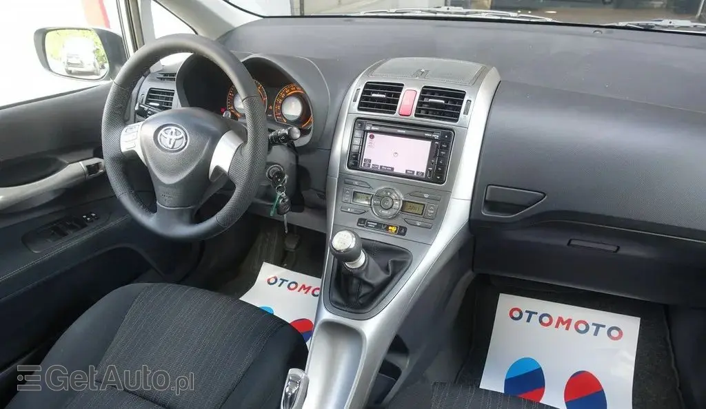 TOYOTA Auris 