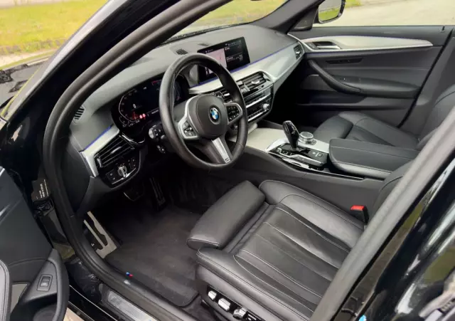 BMW Seria 5 520d xDrive Touring M Sport Edition