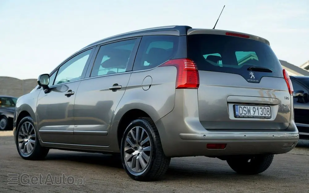 PEUGEOT 5008 