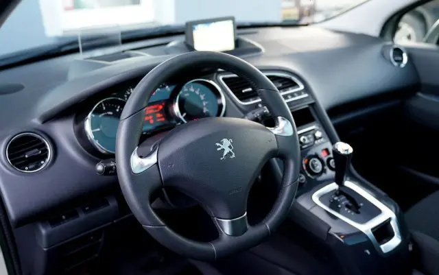 PEUGEOT 5008 