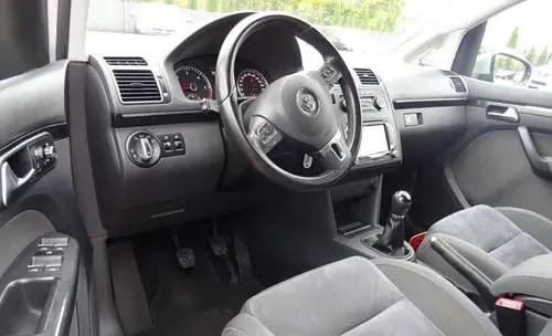 VOLKSWAGEN Touran 