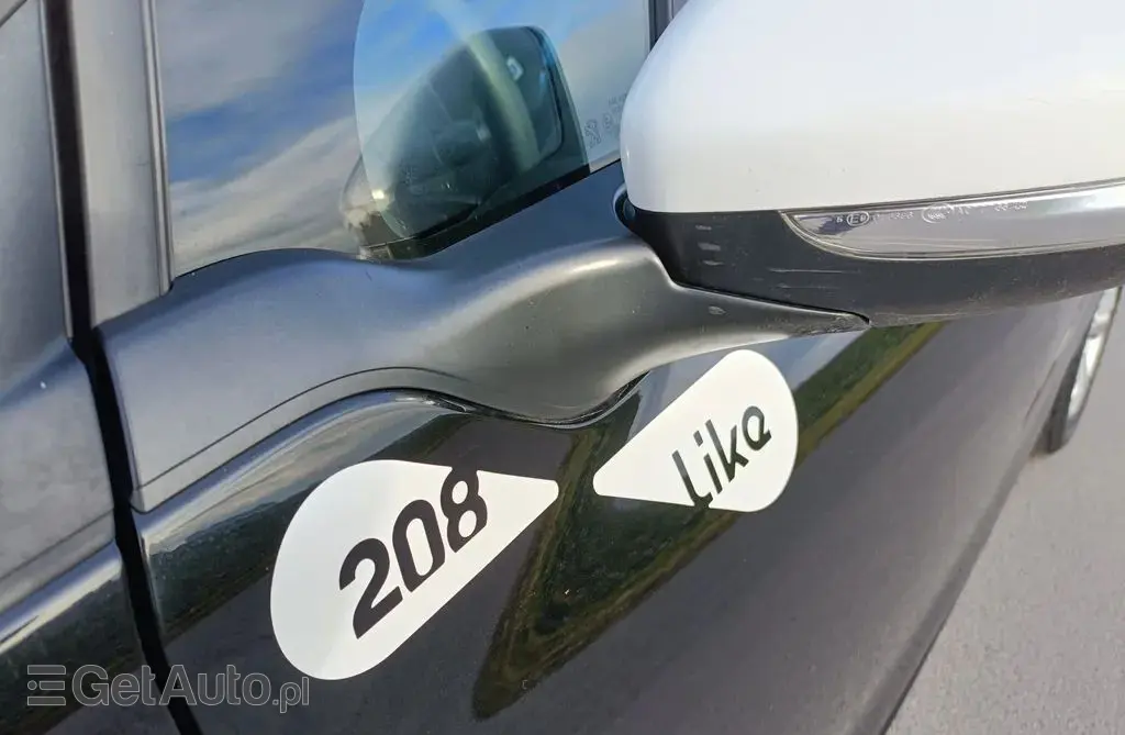 PEUGEOT 208 
