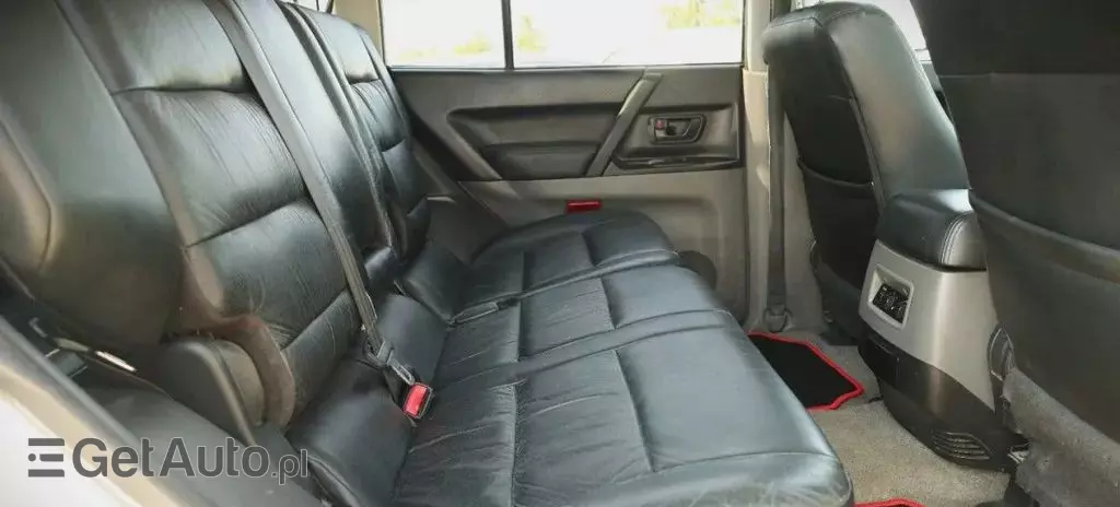 MITSUBISHI Pajero 