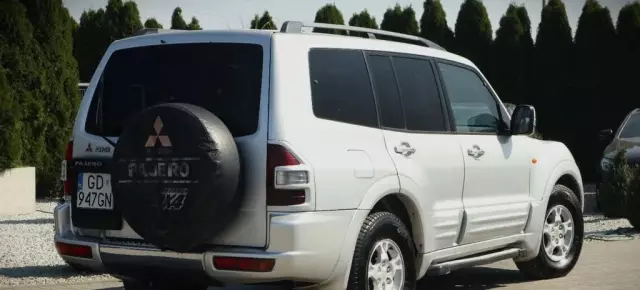 MITSUBISHI Pajero 