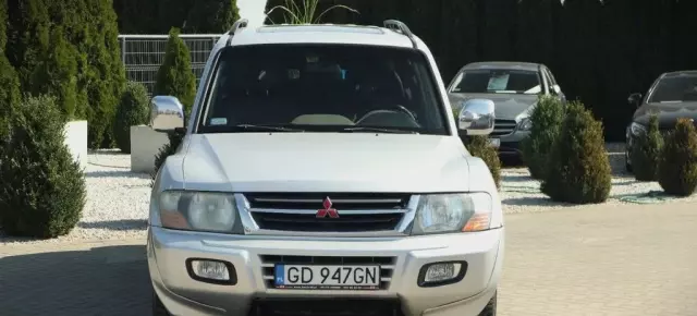 MITSUBISHI Pajero 