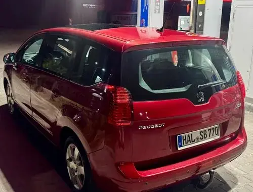 PEUGEOT 5008 