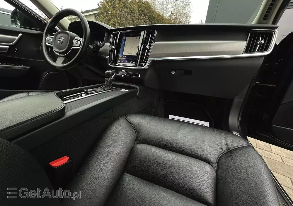 VOLVO V90 D4 Momentum Pro