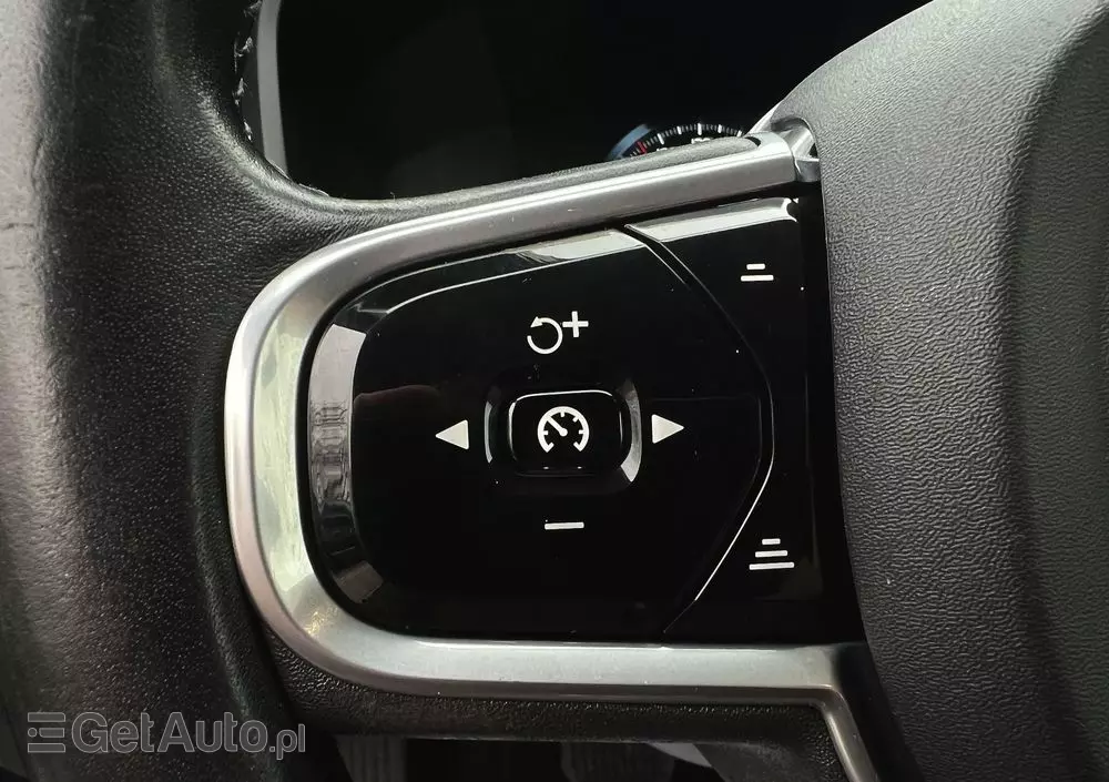 VOLVO V90 D4 Momentum Pro