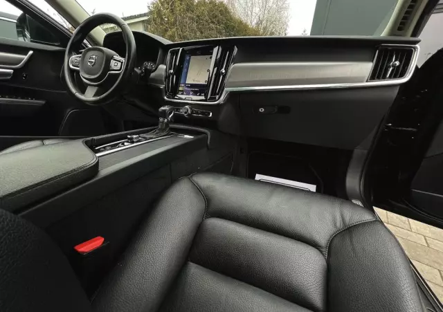 VOLVO V90 D4 Momentum Pro