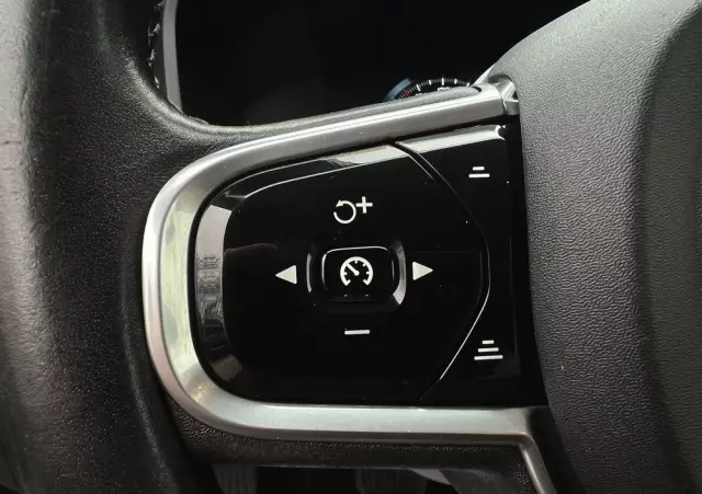 VOLVO V90 D4 Momentum Pro