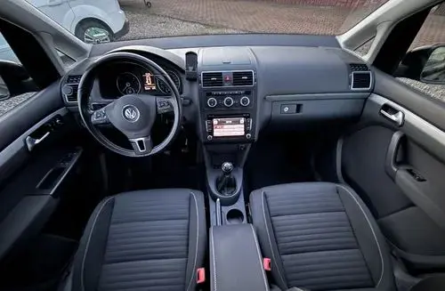 VOLKSWAGEN Touran 