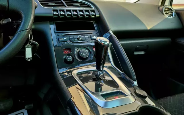 PEUGEOT 3008 1.6 HDi Premium