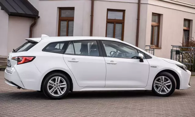 TOYOTA Corolla 1.8 Hybrid Touring Sports