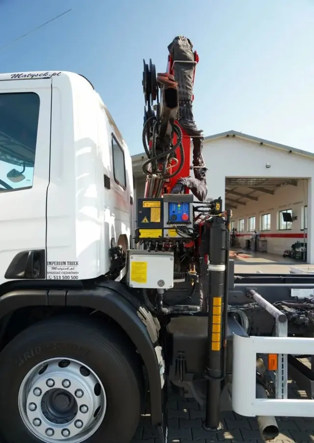SCANIA P 280 / 4X2 / SIŁOWNIK DO WYWROTU / + HDS HMF 635 / UDŹWIG 1 500 KG / MAX WYSÓW 7 M / STEROWANIE RADIOWE / EURO 6 