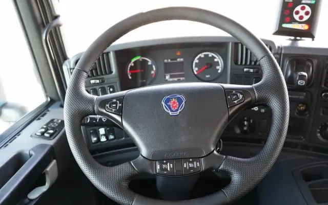 SCANIA P 280 / 4X2 / SIŁOWNIK DO WYWROTU / + HDS HMF 635 / UDŹWIG 1 500 KG / MAX WYSÓW 7 M / STEROWANIE RADIOWE / EURO 6 