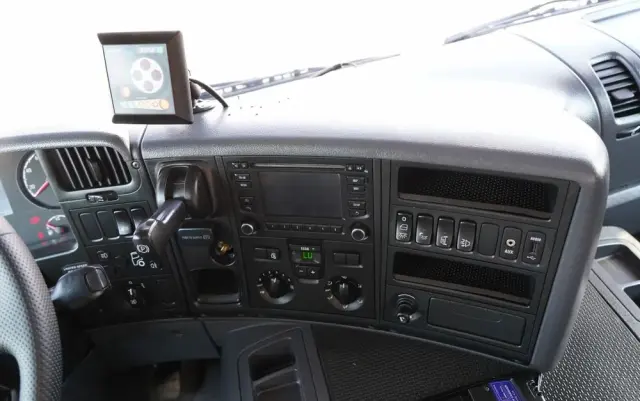 SCANIA P 280 / 4X2 / SIŁOWNIK DO WYWROTU / + HDS HMF 635 / UDŹWIG 1 500 KG / MAX WYSÓW 7 M / STEROWANIE RADIOWE / EURO 6 