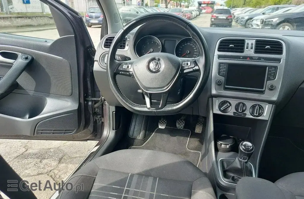 VOLKSWAGEN Polo 