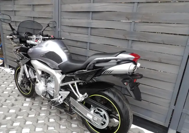 YAMAHA FZ6 