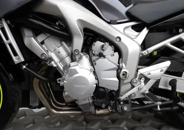 YAMAHA FZ6 