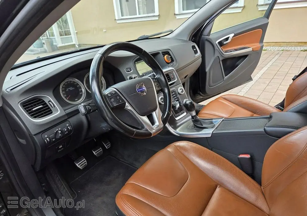 VOLVO V60 