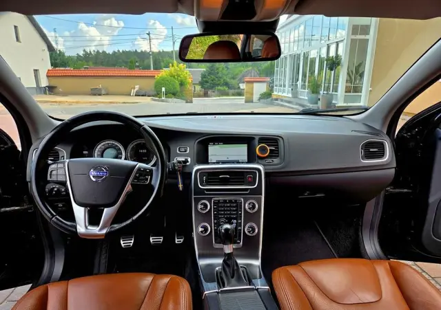 VOLVO V60 