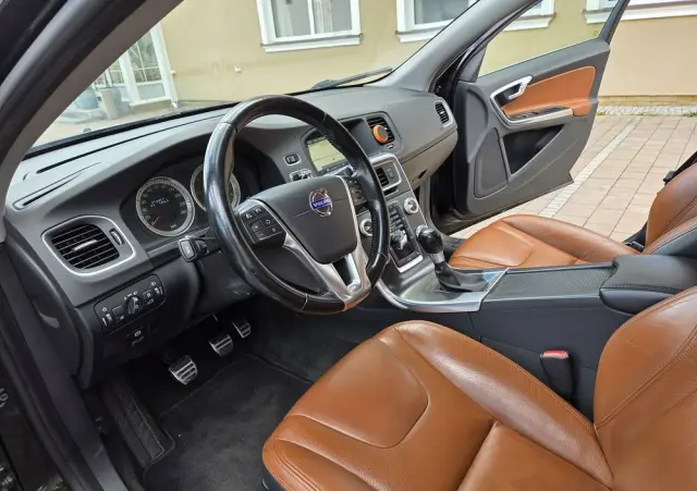 VOLVO V60 