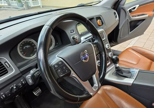 VOLVO V60 