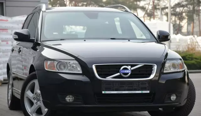 VOLVO V50 