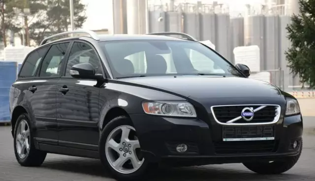 VOLVO V50 