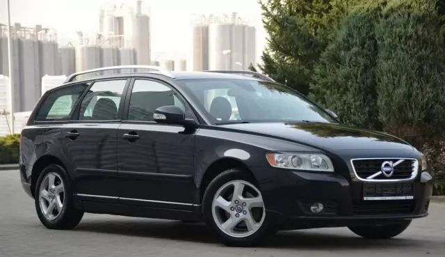 VOLVO V50 