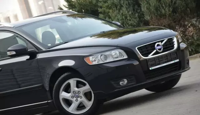VOLVO V50 