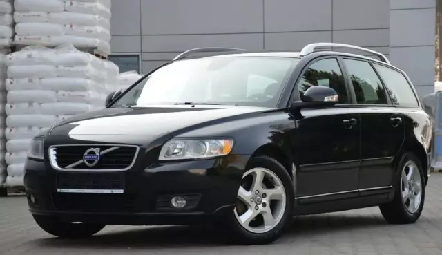 VOLVO V50 