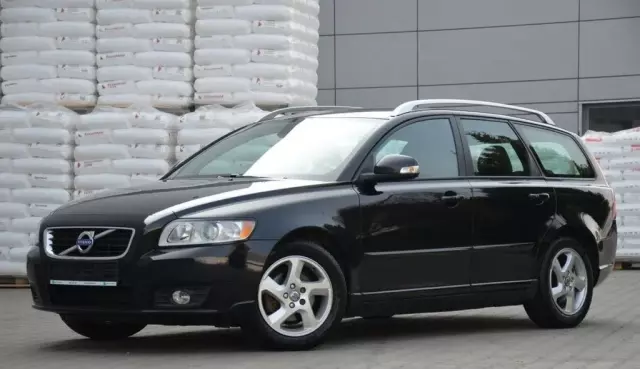 VOLVO V50 