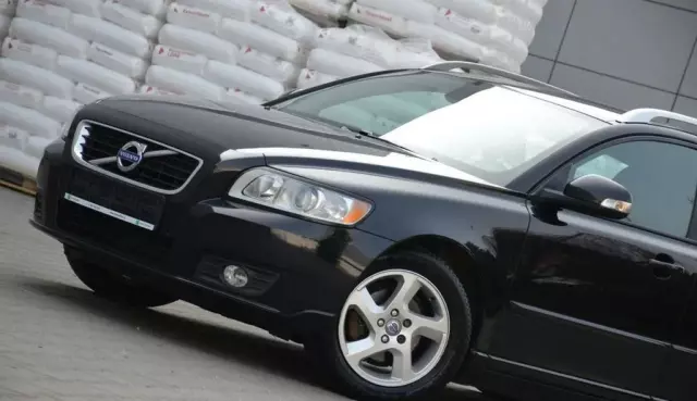 VOLVO V50 