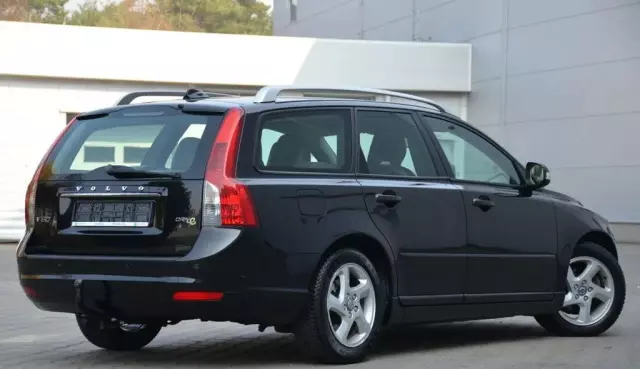VOLVO V50 